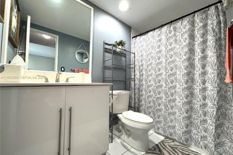 Condo in Hollywood, Florida, 1 bedroom  № 1990698 - photo 17