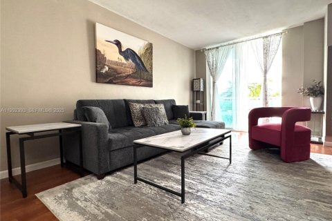 Condo in Hollywood, Florida, 1 bedroom  № 1990698 - photo 3