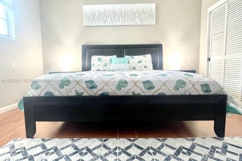 Condo in Hollywood, Florida, 1 bedroom  № 1990698 - photo 12