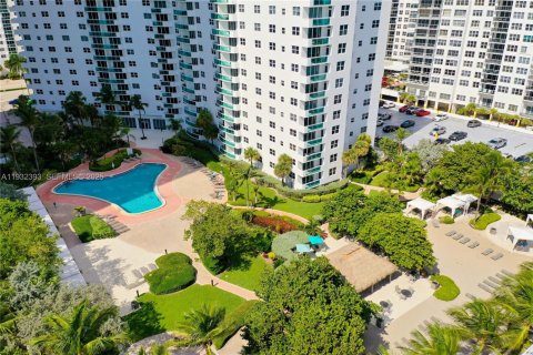 Condo in Hollywood, Florida, 1 bedroom  № 1990698 - photo 23