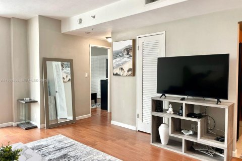 Condo in Hollywood, Florida, 1 bedroom  № 1990698 - photo 16