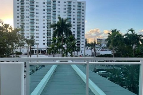 Condo in Hollywood, Florida, 1 bedroom  № 1990698 - photo 22