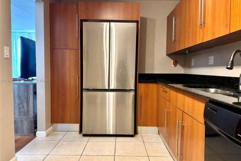 Condo in Hollywood, Florida, 1 bedroom  № 1990698 - photo 8