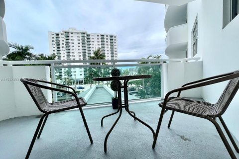 Condo in Hollywood, Florida, 1 bedroom  № 1990698 - photo 14
