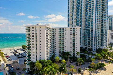 Condo in Hollywood, Florida, 1 bedroom  № 1990698 - photo 1