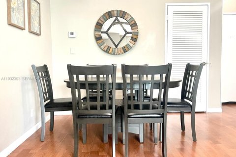 Condo in Hollywood, Florida, 1 bedroom  № 1990698 - photo 7