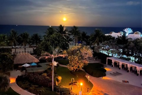 Condo in Hollywood, Florida, 1 bedroom  № 1990698 - photo 27