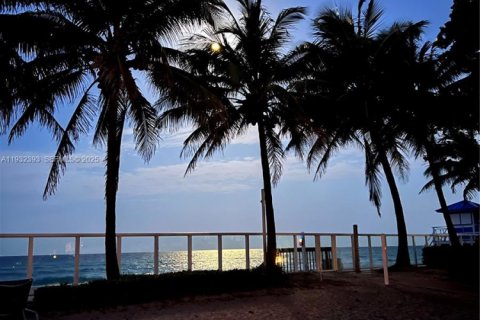 Condo in Hollywood, Florida, 1 bedroom  № 1990698 - photo 28