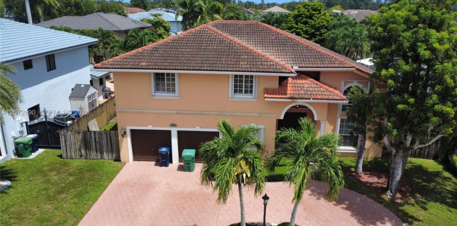 Villa ou maison à Miami, Floride 5 chambres, 261.24 m2 № 2309516