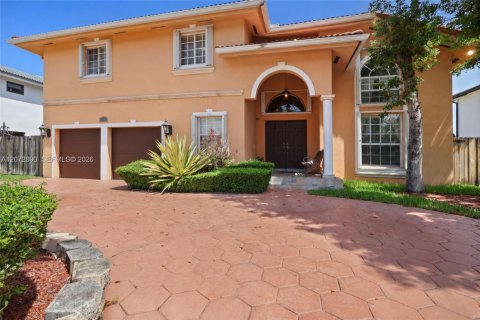 Villa ou maison à vendre à Miami, Floride: 5 chambres, 261.24 m2 № 2309516 - photo 2