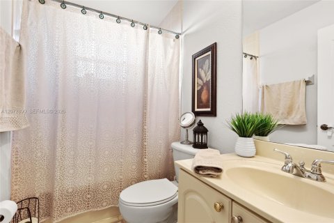 Villa ou maison à vendre à Miami, Floride: 5 chambres, 261.24 m2 № 2309516 - photo 16
