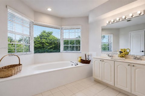 Villa ou maison à vendre à Miami, Floride: 5 chambres, 261.24 m2 № 2309516 - photo 20