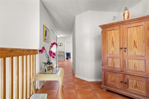 Villa ou maison à vendre à Miami, Floride: 5 chambres, 261.24 m2 № 2309516 - photo 17