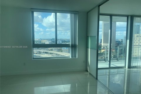 Condo in Miami, Florida, 1 bedroom  № 2002626 - photo 4