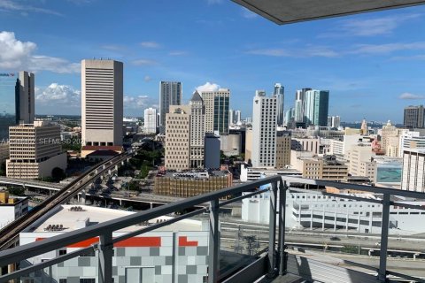 Condo in Miami, Florida, 1 bedroom  № 2002626 - photo 3