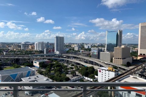 Condo in Miami, Florida, 1 bedroom  № 2002626 - photo 2