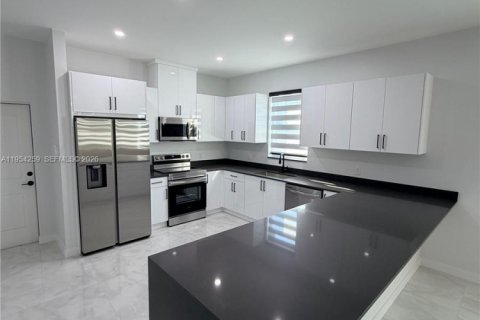 Купить виллу или дом в Лихай-Эйкерс, Флорида 3 спальни, 143.63м2, № 2008986 - фото 8