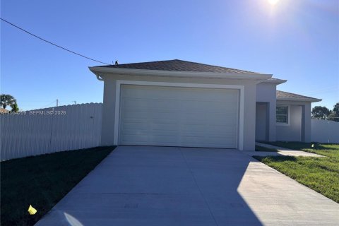 Купить виллу или дом в Лихай-Эйкерс, Флорида 3 спальни, 143.63м2, № 2008986 - фото 2