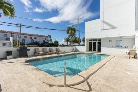 Condo in Hollywood, Florida, 2 bedrooms  № 2260570 - photo 3