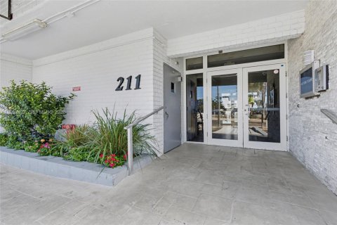 Condo in Hollywood, Florida, 2 bedrooms  № 2260570 - photo 2