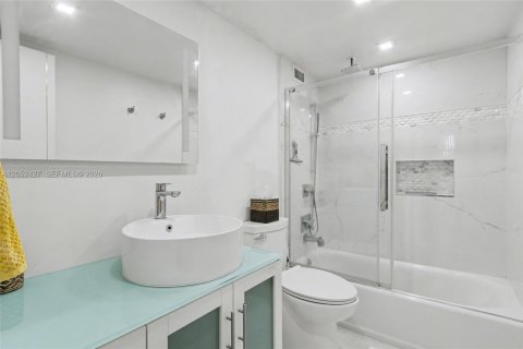 Condo in Hollywood, Florida, 2 bedrooms  № 2260570 - photo 13