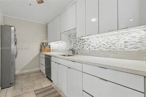 Condo in Hollywood, Florida, 2 bedrooms  № 2260570 - photo 10