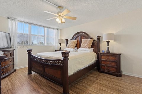 Condo in Hollywood, Florida, 2 bedrooms  № 2260570 - photo 15