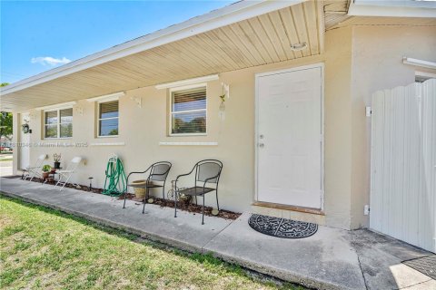 Commercial property in Hollywood, Florida 162.21 sq.m. № 1865689 - photo 10