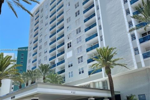 Condo in Miami Beach, Florida, 1 bedroom № 2085453 - photo 16