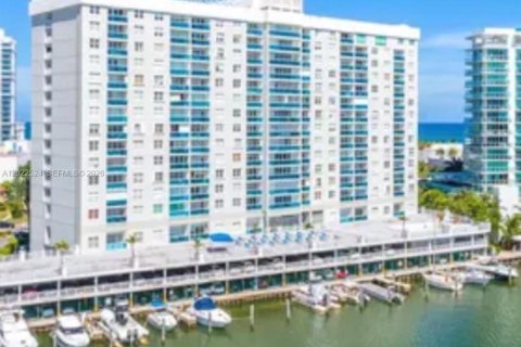 Condo in Miami Beach, Florida, 1 bedroom № 2085453 - photo 17