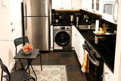 Condo in Miami Beach, Florida, 1 bedroom № 2085453 - photo 11
