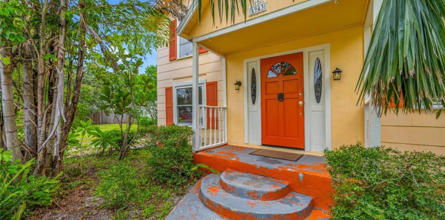 House in Saint Petersburg, Florida 2 bedrooms, 74.32 sq.m. № 1817251