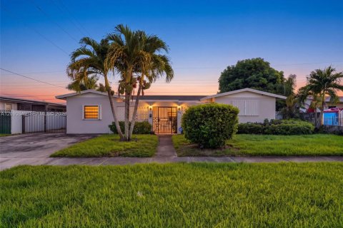 Casa en Miami Gardens, Florida 3 dormitorios, 148.18 m2 № 2370145