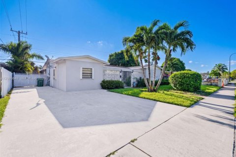 Casa en venta en Miami Gardens, Florida, 3 dormitorios, 148.18 m2 № 2370145 - foto 19