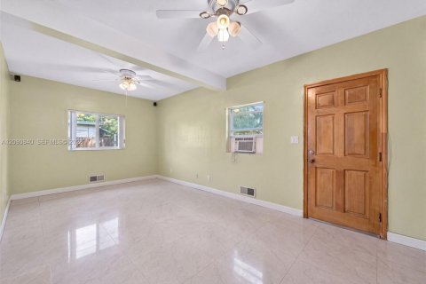 Casa en venta en Miami Gardens, Florida, 3 dormitorios, 148.18 m2 № 2370145 - foto 9