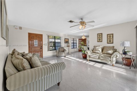 Casa en venta en Miami Gardens, Florida, 3 dormitorios, 148.18 m2 № 2370145 - foto 4