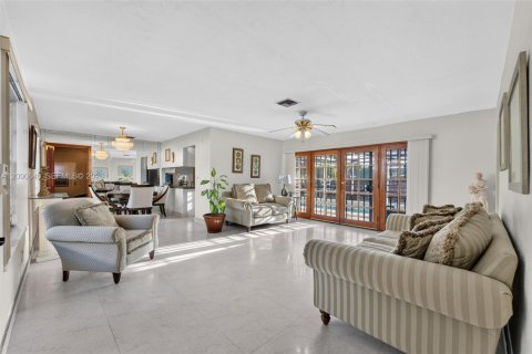 Casa en venta en Miami Gardens, Florida, 3 dormitorios, 148.18 m2 № 2370145 - foto 3
