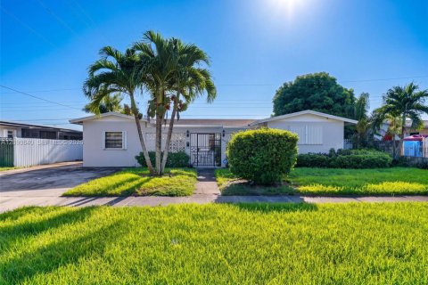 Casa en venta en Miami Gardens, Florida, 3 dormitorios, 148.18 m2 № 2370145 - foto 2