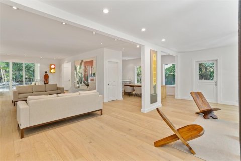 House in Miami, Florida 4 bedrooms, 334.91 sq.m. № 1841041 - photo 16