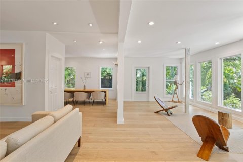 House in Miami, Florida 4 bedrooms, 334.91 sq.m. № 1841041 - photo 15