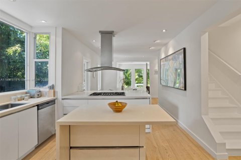 House in Miami, Florida 4 bedrooms, 334.91 sq.m. № 1841041 - photo 11