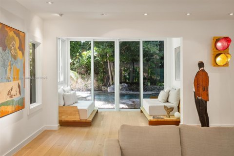 House in Miami, Florida 4 bedrooms, 334.91 sq.m. № 1841041 - photo 10