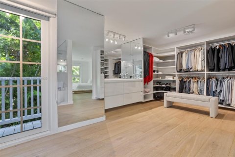 House in Miami, Florida 4 bedrooms, 334.91 sq.m. № 1841041 - photo 23