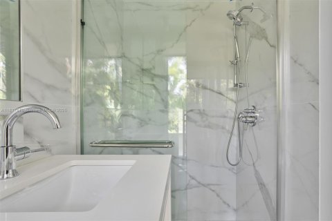 House in Miami, Florida 4 bedrooms, 334.91 sq.m. № 1841041 - photo 27