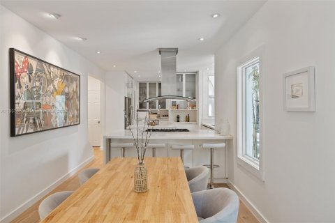 House in Miami, Florida 4 bedrooms, 334.91 sq.m. № 1841041 - photo 12