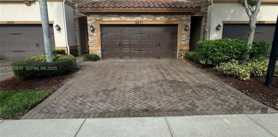 Townhouse in Parkland, Florida 3 bedrooms, 174.19 sq.m. № 2035195