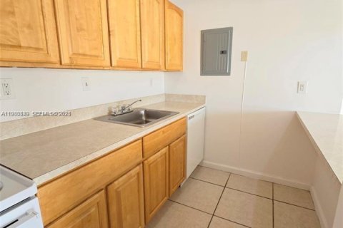 Condo in Plantation, Florida, 1 bedroom  № 2043756 - photo 8