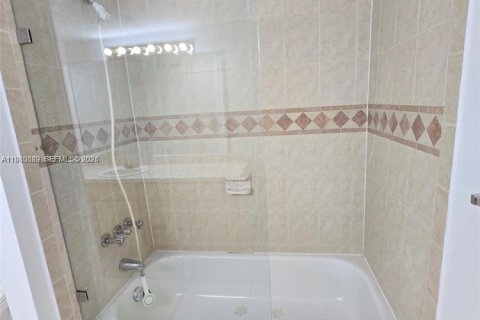 Condo in Plantation, Florida, 1 bedroom  № 2043756 - photo 12