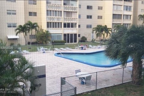 Copropriété à louer à Hallandale Beach, Floride: 2 chambres, 101.45 m2 № 2044668 - photo 10