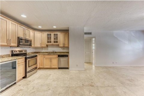 Condo in Fort Lauderdale, Florida, 2 bedrooms № 1796348 - photo 1